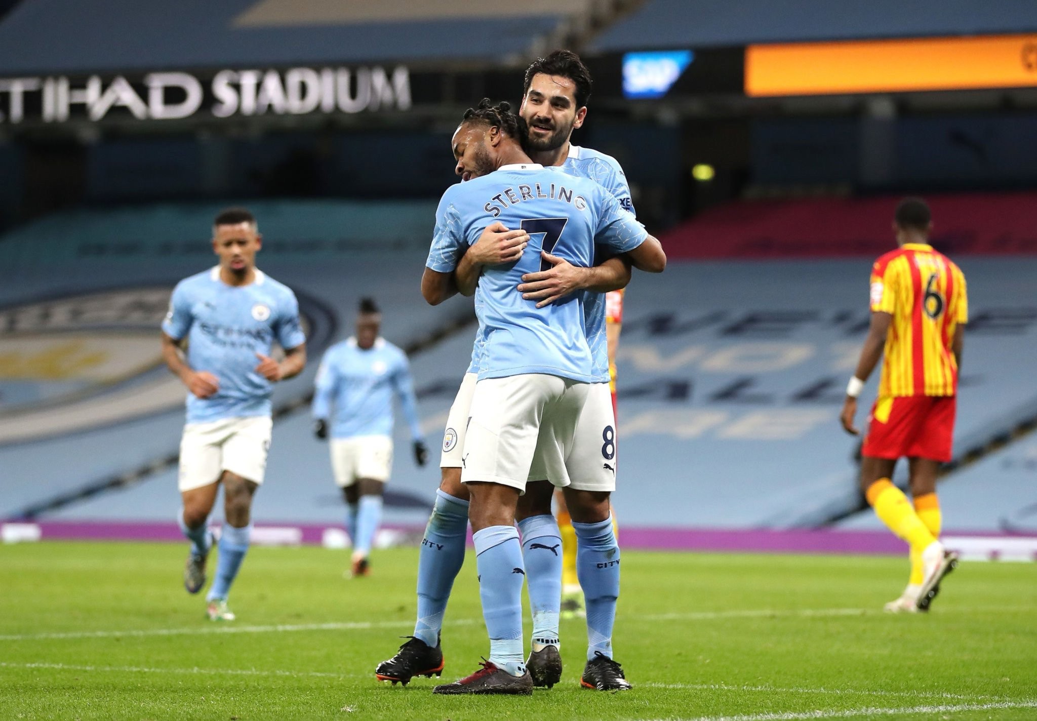 而詹姆斯与 而詹姆斯与